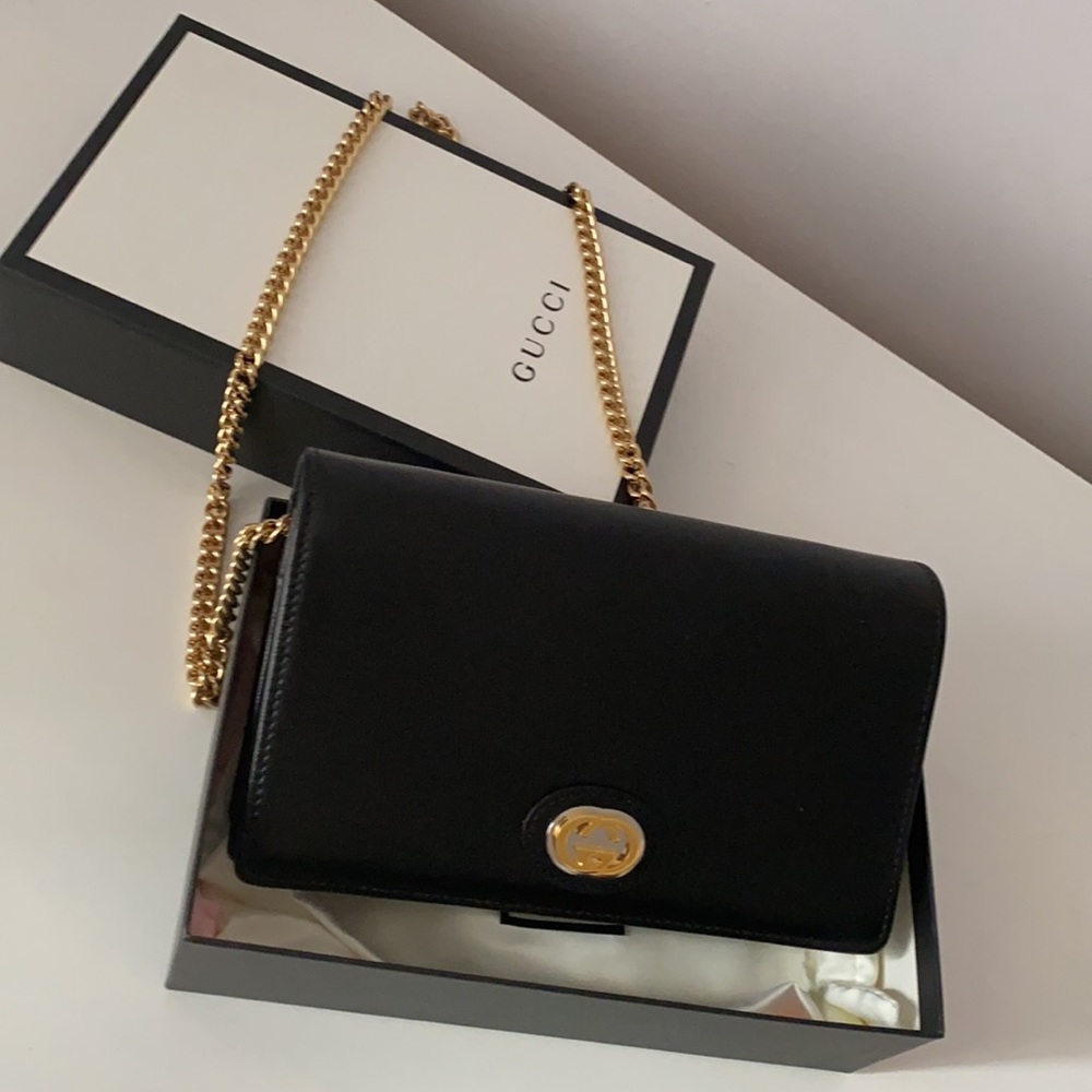 Brand new GUCCI nice size purse a must have